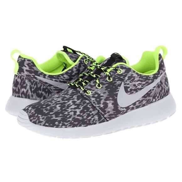 Nike Women's Roshe Run | Gray/Black/Green - Picture 2 of 9
